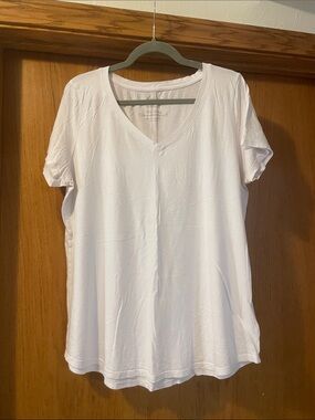 torrid White V-Neck Short Sleeve Tee